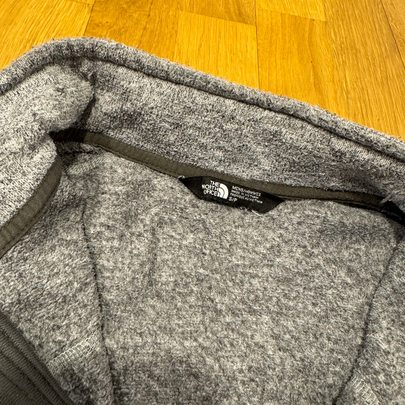 Detailansicht: Sourced limited accessories and clothes The North Face soft grey fleece jacket – Logo, Nähte oder Material