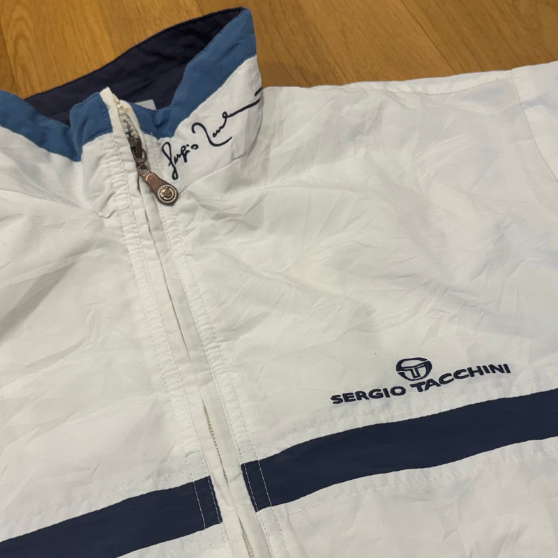Detailansicht: Sourced limited accessories and clothes Sergio Tacchini vintage white track jacket – Logo, Nähte oder Material