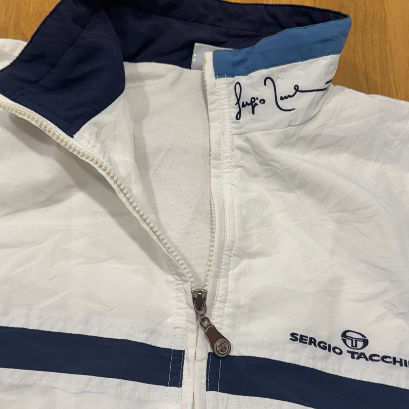 Detailansicht: Sourced limited accessories and clothes Sergio Tacchini vintage white track jacket – Logo, Nähte oder Material