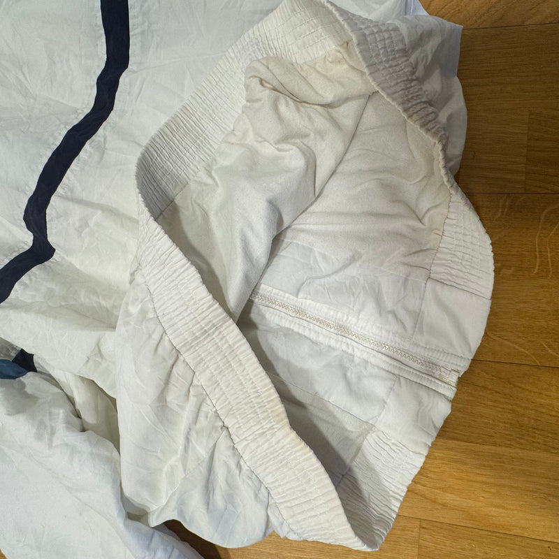 Detailansicht: Sourced limited accessories and clothes Sergio Tacchini vintage white track jacket – Logo, Nähte oder Material