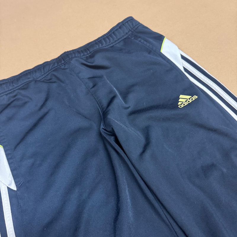 Detailansicht: Sourced limited accessories and clothes Adidas vintage baggy 00s trackpants – Logo, Nähte oder Material