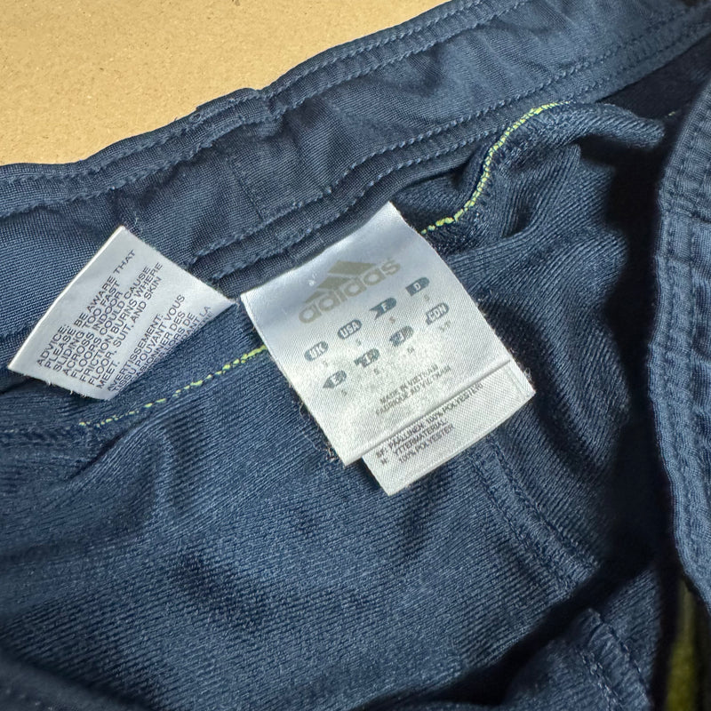 Detailansicht: Sourced limited accessories and clothes Adidas vintage baggy 00s trackpants – Logo, Nähte oder Material