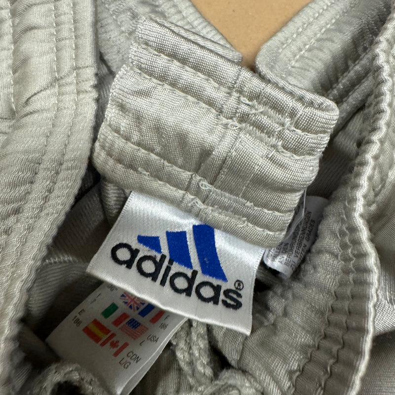 Detailansicht: Sourced limited accessories and clothes Adidas vintage baggy cream trackpants – Logo, Nähte oder Material