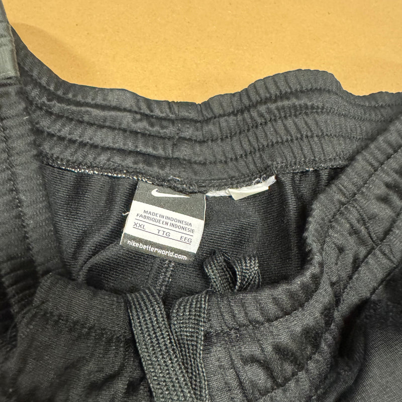 Detailansicht: Sourced limited accessories and clothes Nike vintage black baggy trackpants – Logo, Nähte oder Material