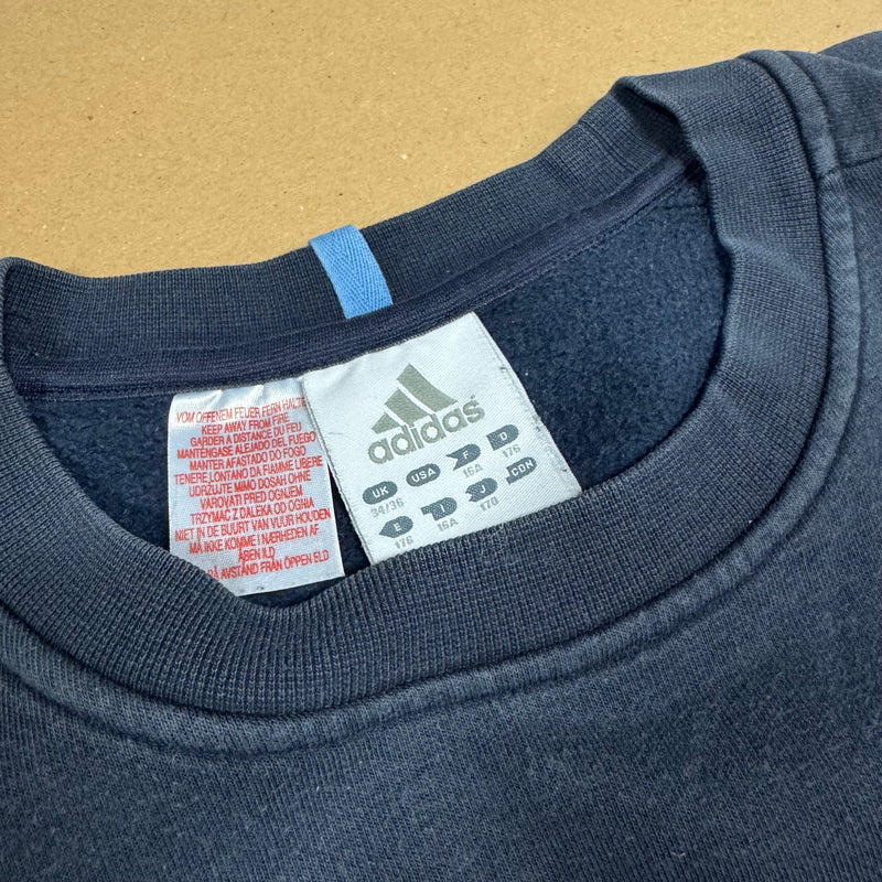 Detailansicht: Sourced limited accessories and clothes Adidas 00s streetwear blue sweatshirt – Logo, Nähte oder Material