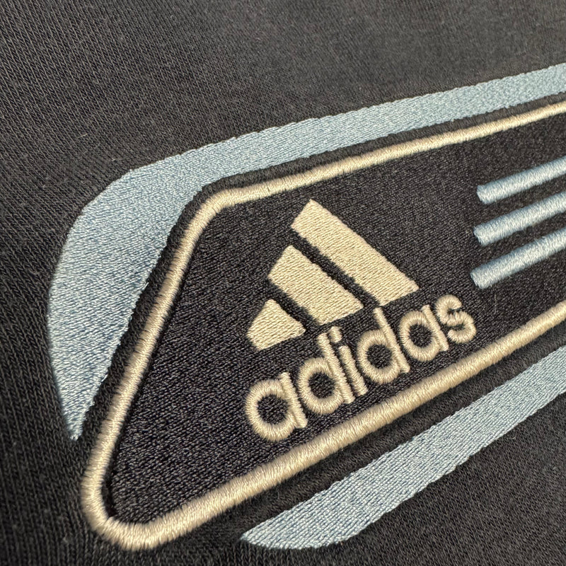 Detailansicht: Sourced limited accessories and clothes Adidas 00s streetwear blue sweatshirt – Logo, Nähte oder Material