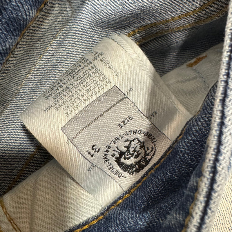 Detailansicht: Sourced limited accessories and clothes Diesel Industry womens ripped denim jeans – Logo, Nähte oder Material