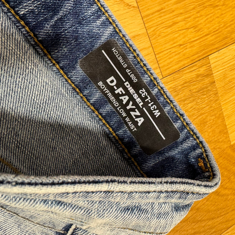 Detailansicht: Sourced limited accessories and clothes Diesel Industry womens ripped denim jeans – Logo, Nähte oder Material