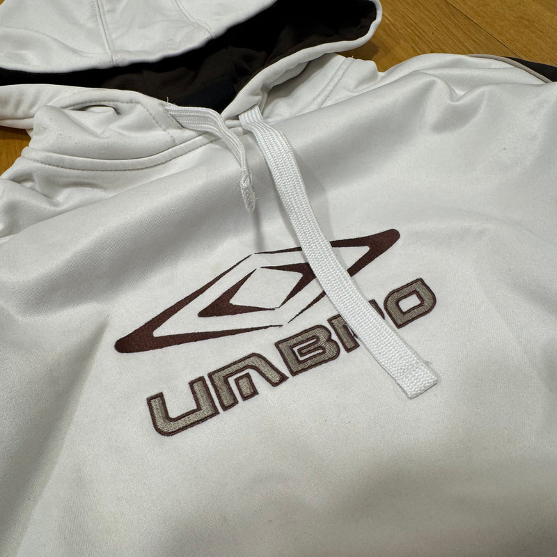 Detailansicht: Sourced limited accessories and clothes Umbro streetwear 00s white hoodie – Logo, Nähte oder Material