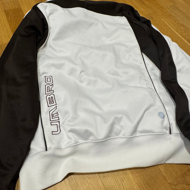 Detailansicht: Sourced limited accessories and clothes Umbro streetwear 00s white hoodie – Logo, Nähte oder Material