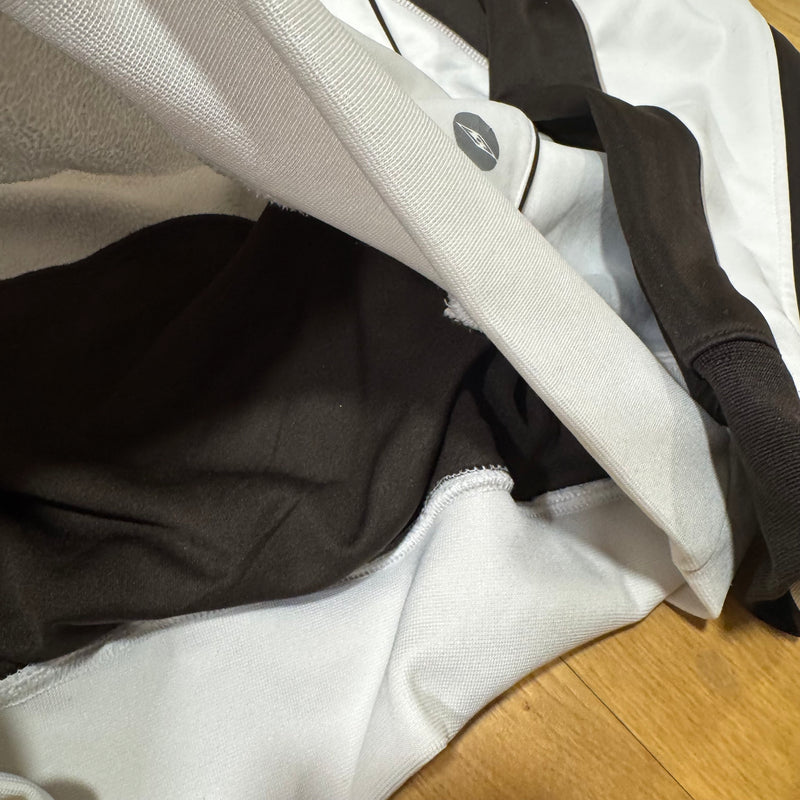 Detailansicht: Sourced limited accessories and clothes Umbro streetwear 00s white hoodie – Logo, Nähte oder Material