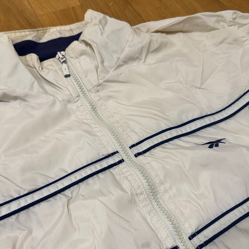 Detailansicht: Sourced limited accessories and clothes Reebok vintage cream womens track jacket – Logo, Nähte oder Material