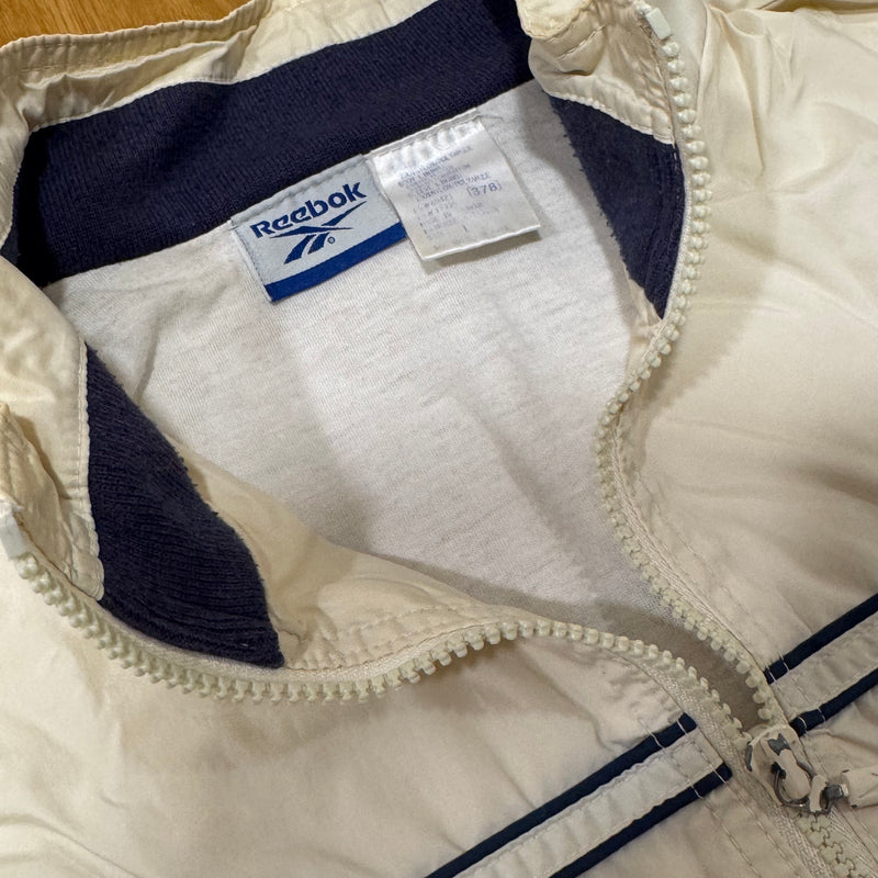 Detailansicht: Sourced limited accessories and clothes Reebok vintage cream womens track jacket – Logo, Nähte oder Material