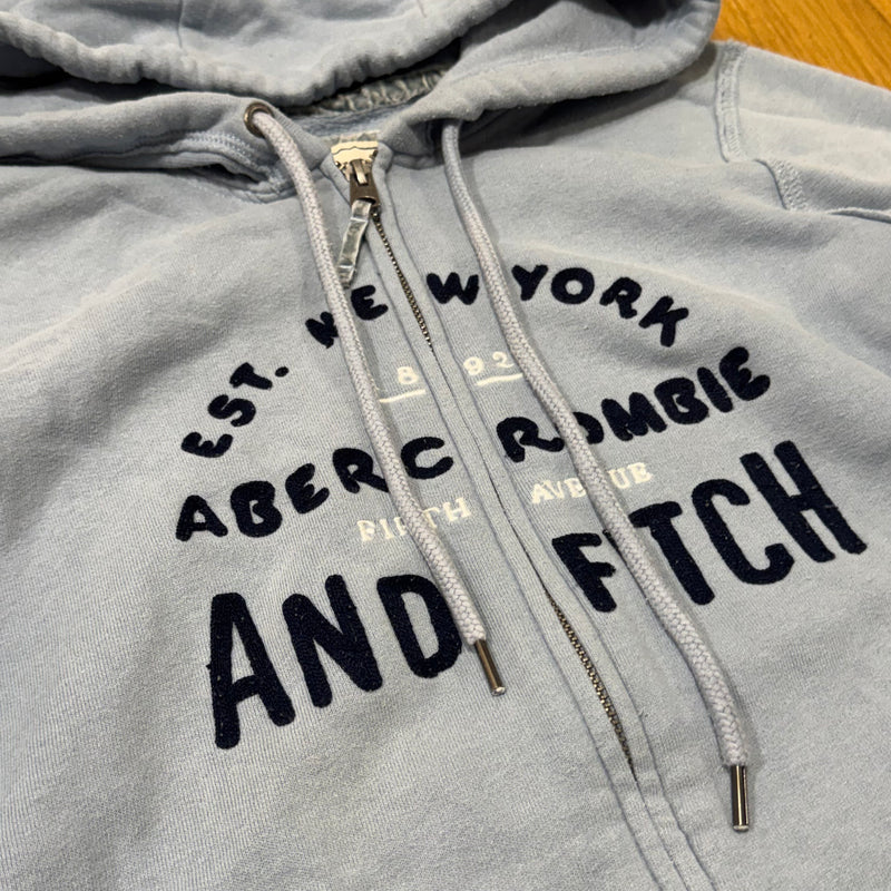 Detailansicht: Sourced limited accessories and clothes Abercrombie and Fitch blue zip-up hoodie – Logo, Nähte oder Material