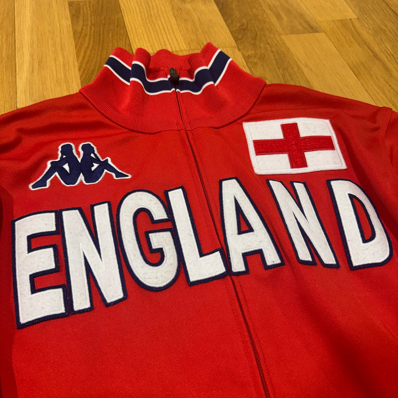 Detailansicht: Sourced limited accessories and clothes Kappa England streetwear style track jacket – Logo, Nähte oder Material