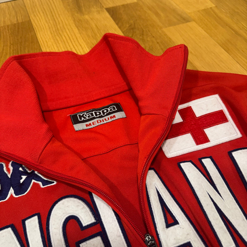 Detailansicht: Sourced limited accessories and clothes Kappa England streetwear style track jacket – Logo, Nähte oder Material