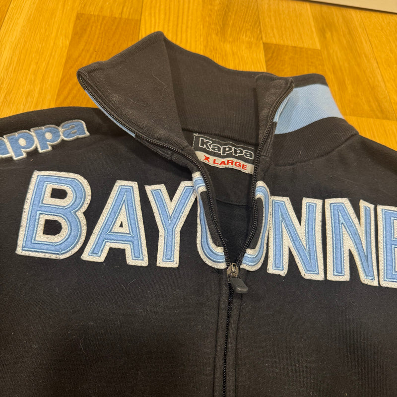 Detailansicht: Sourced limited accessories and clothes Kappa Bayonne streetwear black track jacket – Logo, Nähte oder Material
