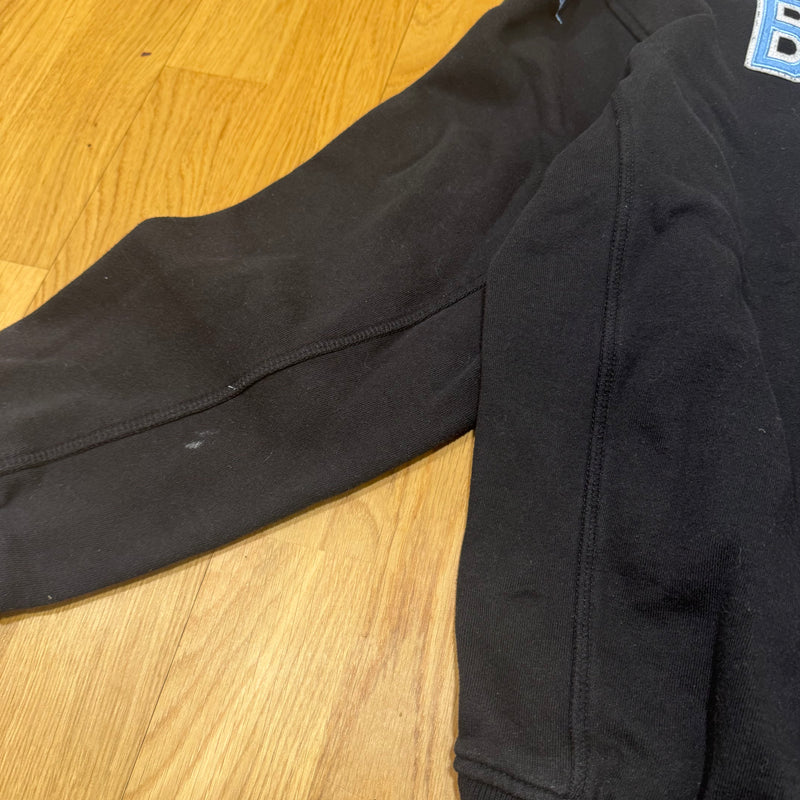 Detailansicht: Sourced limited accessories and clothes Kappa Bayonne streetwear black track jacket – Logo, Nähte oder Material