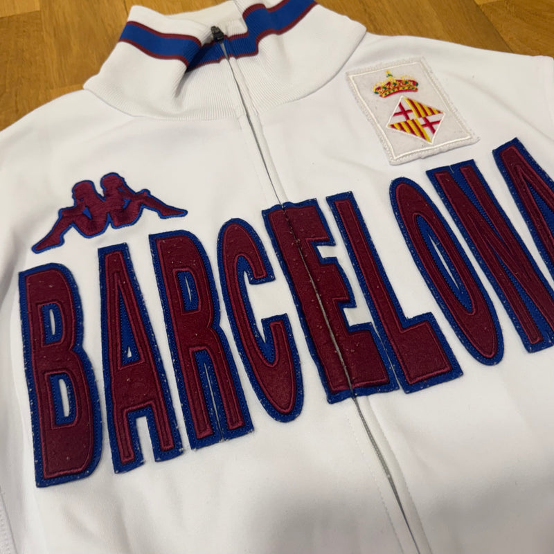 Detailansicht: Sourced limited accessories and clothes Kappa Barcelona white streetwear track jacket – Logo, Nähte oder Material