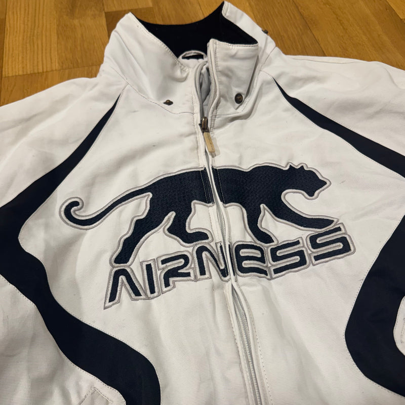 Detailansicht: Sourced limited accessories and clothes Airness white streetwear warm jacket – Logo, Nähte oder Material