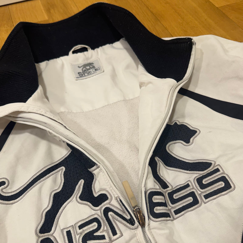 Detailansicht: Sourced limited accessories and clothes Airness white streetwear warm jacket – Logo, Nähte oder Material