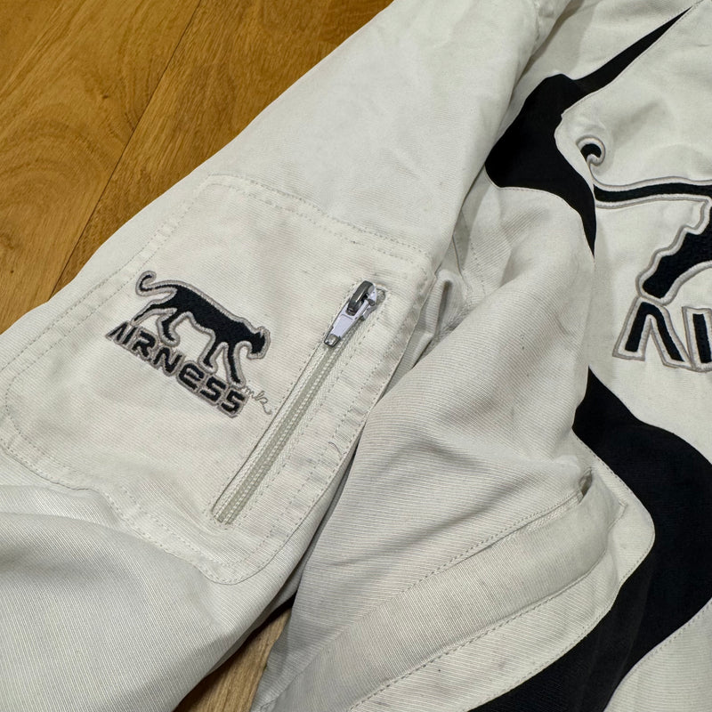 Detailansicht: Sourced limited accessories and clothes Airness white streetwear warm jacket – Logo, Nähte oder Material