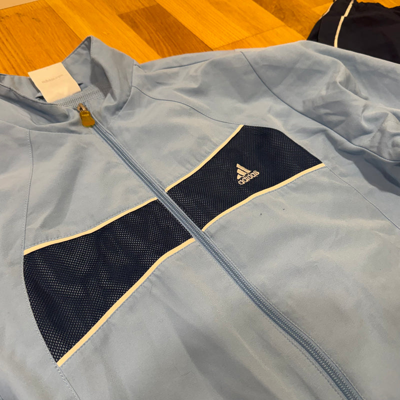 Detailansicht: Sourced limited accessories and clothes Adidas vintage blue track set (jacket & pants) – Logo, Nähte oder Material