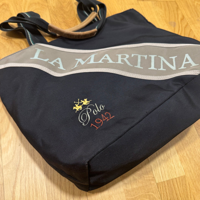 Detailansicht: Sourced limited accessories and clothes La Martina Saddlery black handbag – Logo, Nähte oder Material