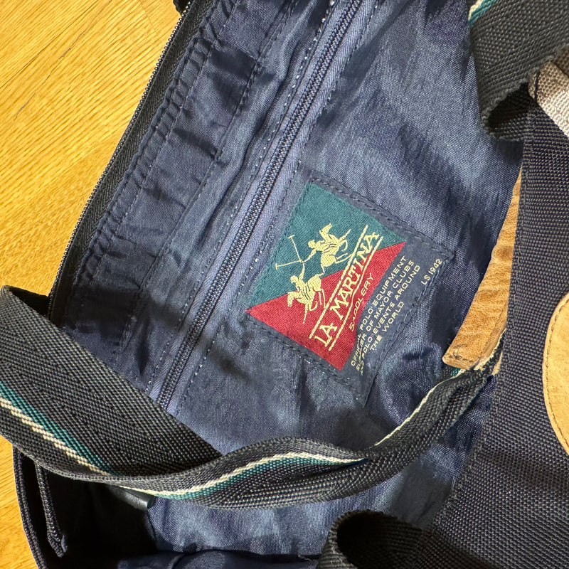 Detailansicht: Sourced limited accessories and clothes La Martina Saddlery black handbag – Logo, Nähte oder Material