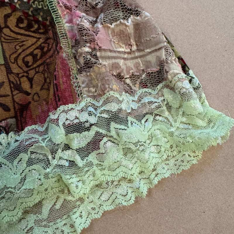 Detailansicht: Sourced limited accessories and clothes Y2K vintage green floral top – Logo, Nähte oder Material