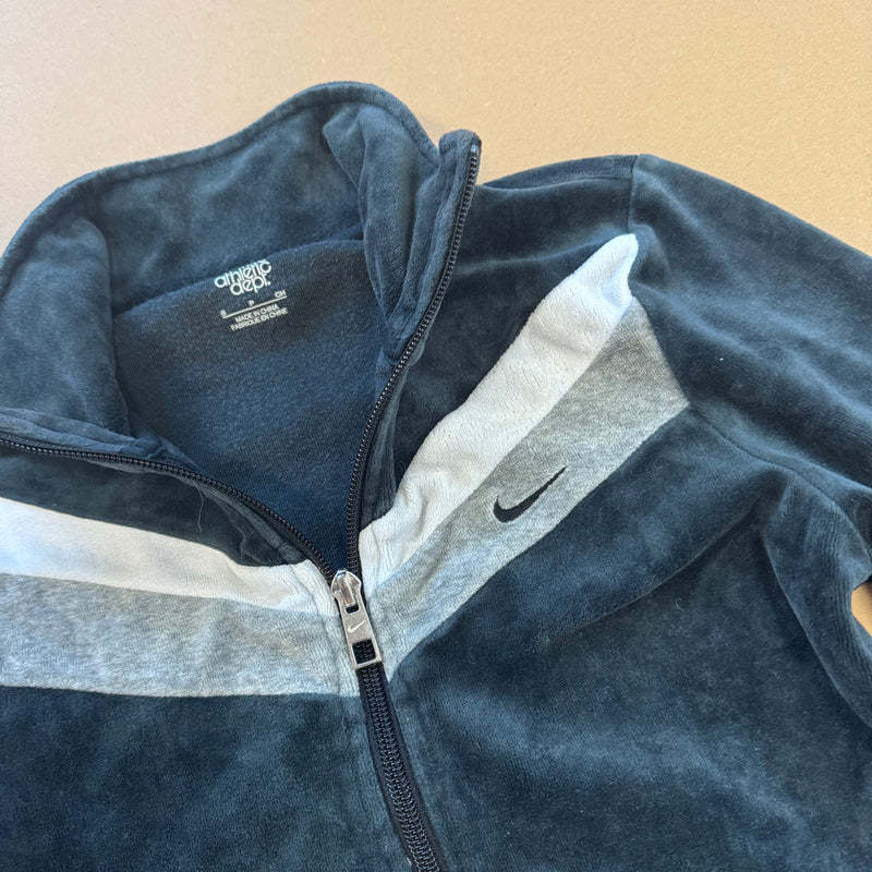 Detailansicht: Sourced limited accessories and clothes Nike athletic Y2K fluffy zip-up jacket – Logo, Nähte oder Material