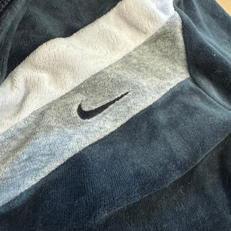 Detailansicht: Sourced limited accessories and clothes Nike athletic Y2K fluffy zip-up jacket – Logo, Nähte oder Material