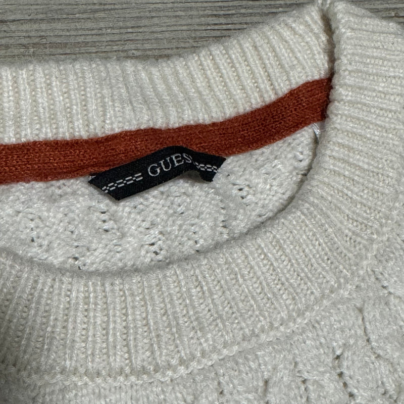 Detailansicht: Sourced limited accessories and clothes Guess knitted white crewneck sweatshirt – Logo, Nähte oder Material
