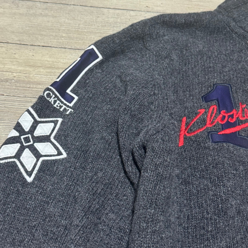 Detailansicht: Sourced limited accessories and clothes Hackett Klosters snow polo knitted jacket – Logo, Nähte oder Material