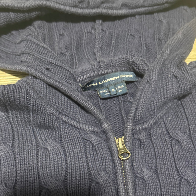 Detailansicht: Sourced limited accessories and clothes Ralph Lauren Sport knitted zip-up hoodie – Logo, Nähte oder Material