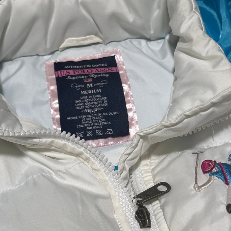 Detailansicht: Sourced limited accessories and clothes US Polo Assn white fur puffer jacket – Logo, Nähte oder Material