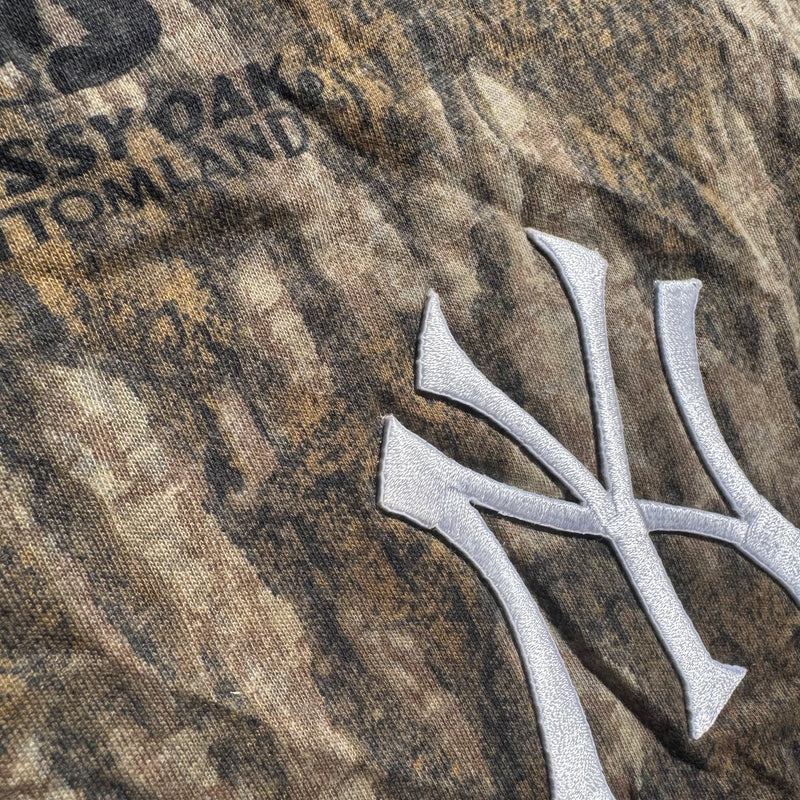 Detailansicht: Sourced limited accessories and clothes Yankees custom made camouflage longsleeve – Logo, Nähte oder Material