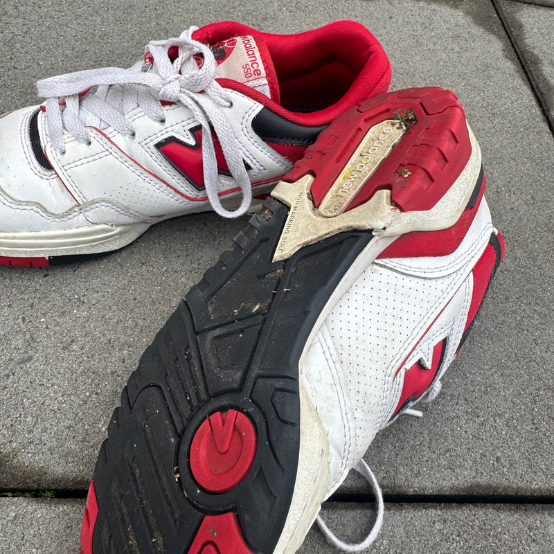 Detailansicht: Sourced limited accessories and clothes New Balance 550 white and red sneakers – Logo, Nähte oder Material