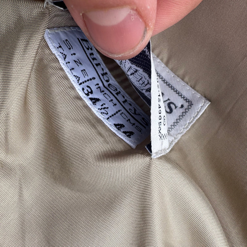 Detailansicht: Sourced limited accessories and clothes Burberry’s of London women blazer set – Logo, Nähte oder Material