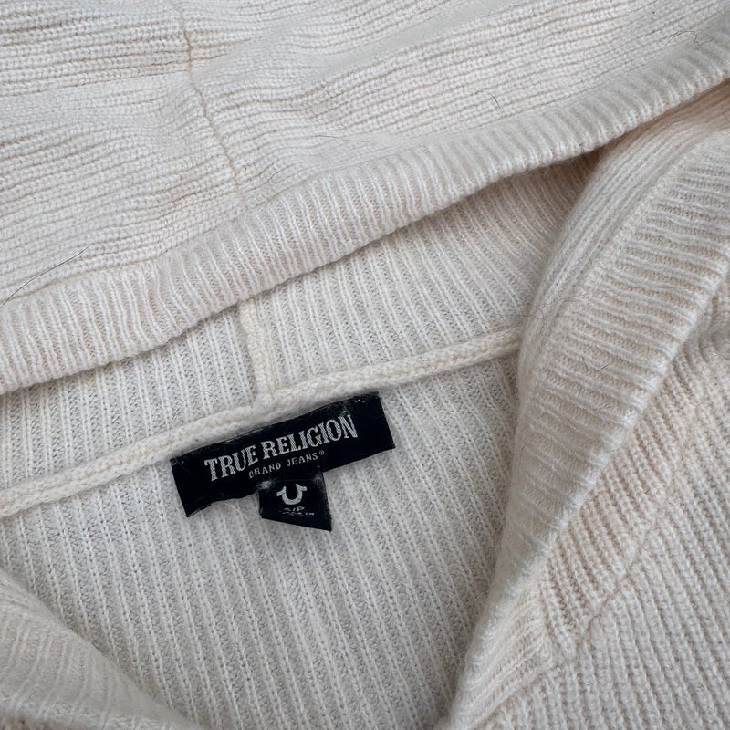 Detailansicht: Sourced limited accessories and clothes True Religion “True Girls go backstage” cropped hoodie – Logo, Nähte oder Material