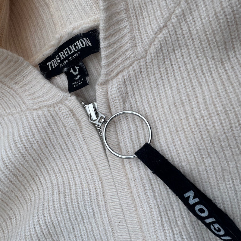 Detailansicht: Sourced limited accessories and clothes True Religion “True Girls go backstage” cropped hoodie – Logo, Nähte oder Material
