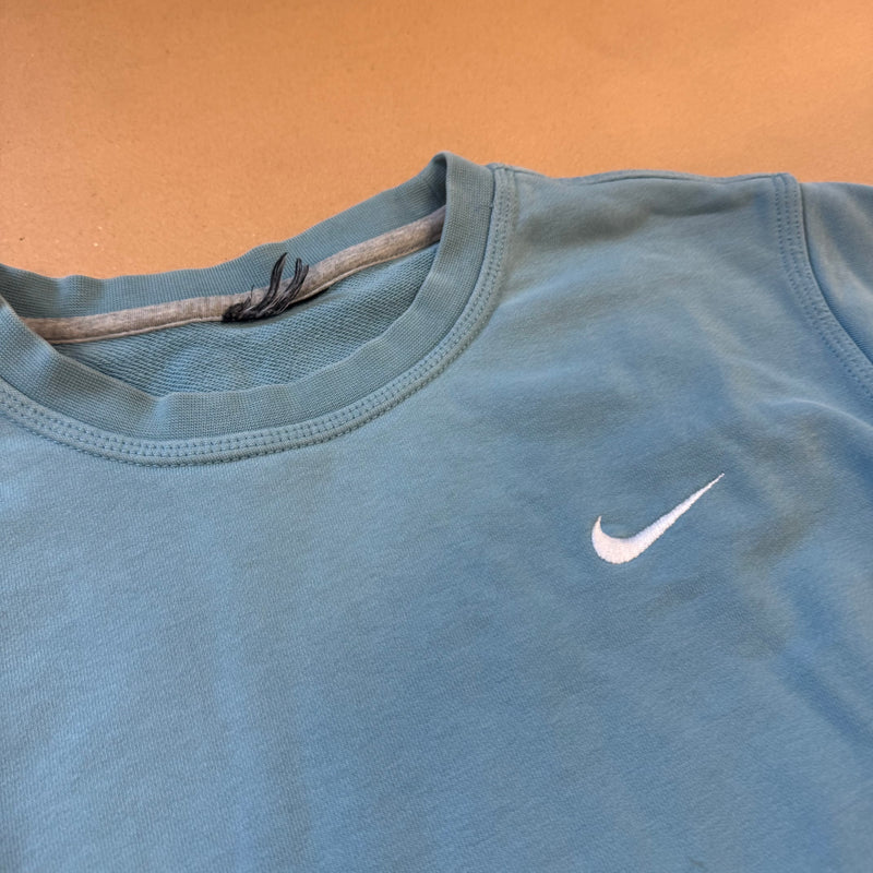 Detailansicht: Sourced limited accessories and clothes Nike baby blue swoosh crewneck – Logo, Nähte oder Material