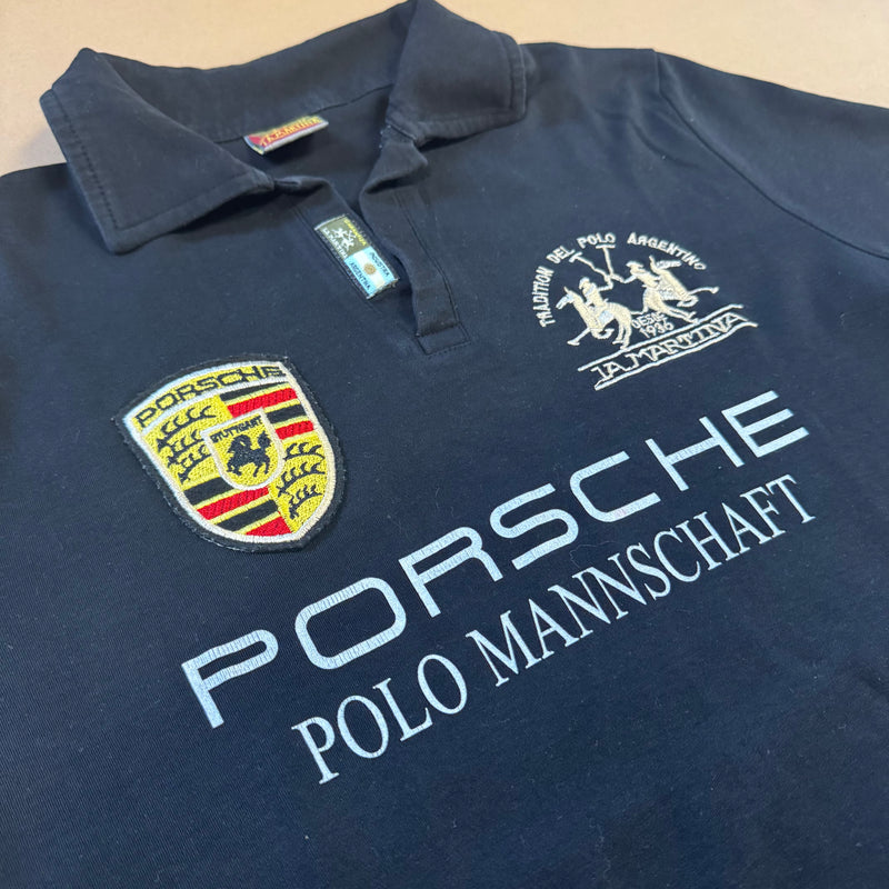 Detailansicht: Sourced limited accessories and clothes La Martina Porsche Stuttgart slim polo – Logo, Nähte oder Material