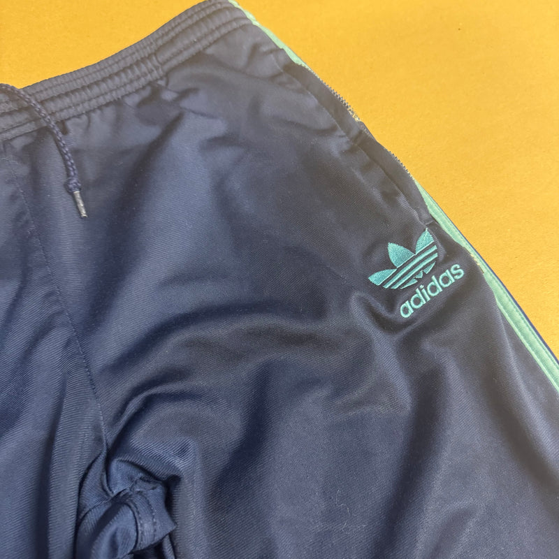 Detailansicht: Sourced limited accessories and clothes Adidas vintage blue baggy track pants – Logo, Nähte oder Material