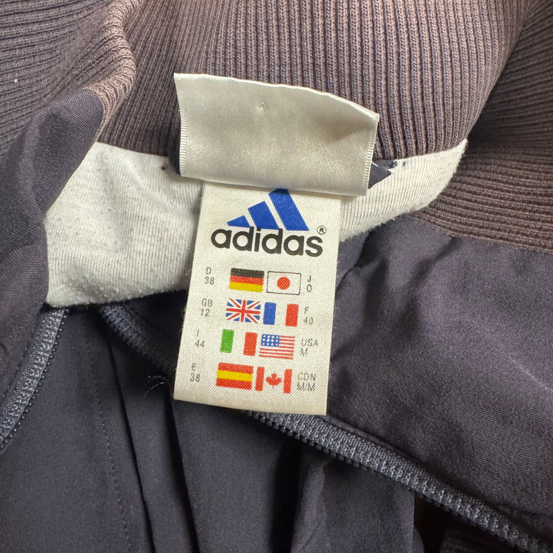Detailansicht: Sourced limited accessories and clothes Adidas Vintage dark track set (jacket and pants) – Logo, Nähte oder Material