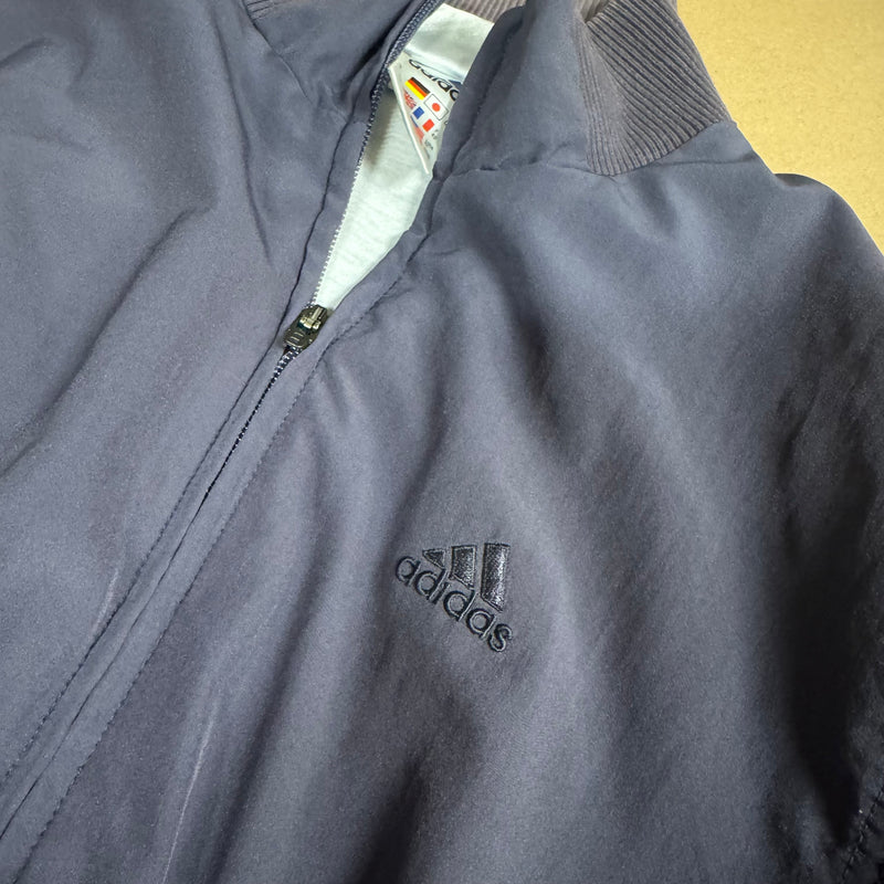 Detailansicht: Sourced limited accessories and clothes Adidas Vintage dark track set (jacket and pants) – Logo, Nähte oder Material