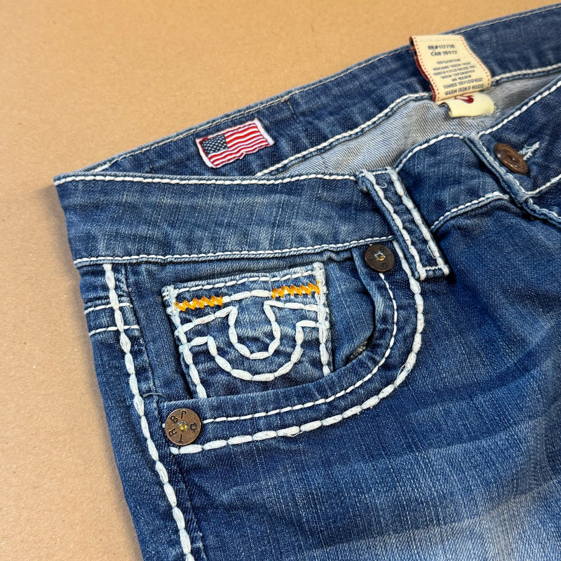 Detailansicht: Sourced limited accessories and clothes True Religion straight blue vintage jeans – Logo, Nähte oder Material