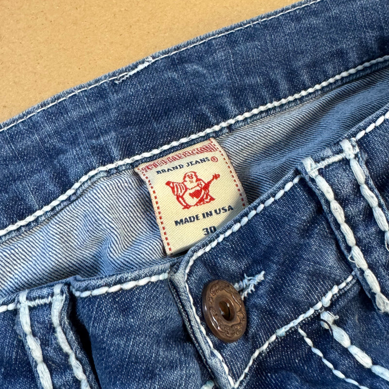 Detailansicht: Sourced limited accessories and clothes True Religion straight blue vintage jeans – Logo, Nähte oder Material