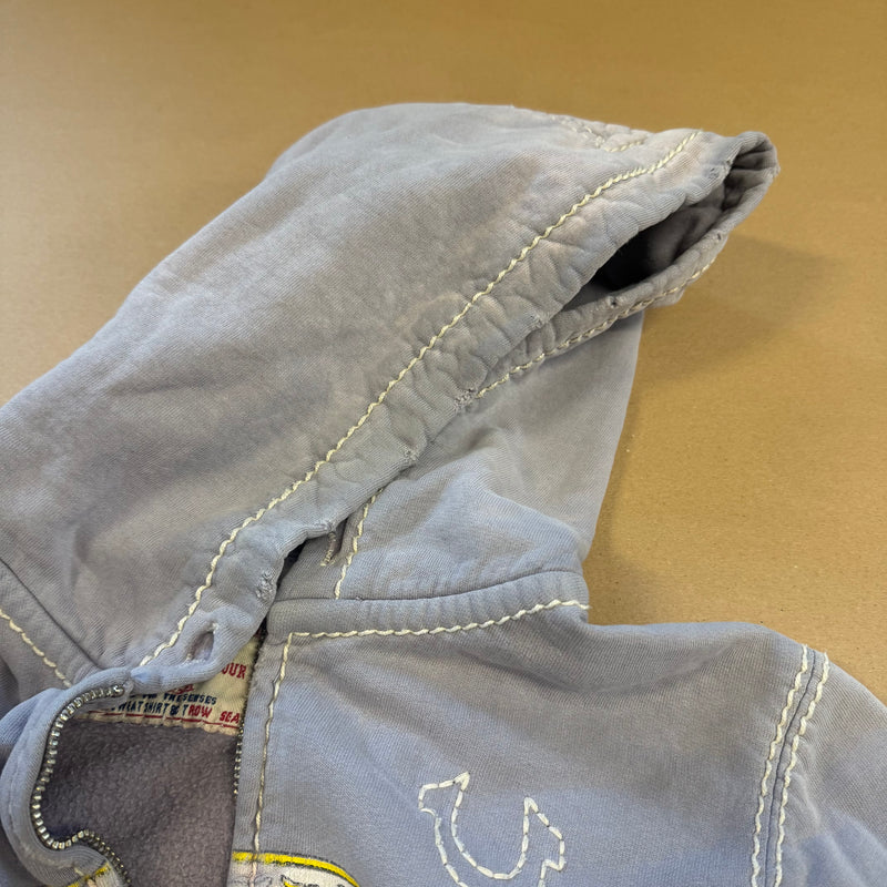 Detailansicht: Sourced limited accessories and clothes True Religion Brand Jeans destroyed hoodie – Logo, Nähte oder Material