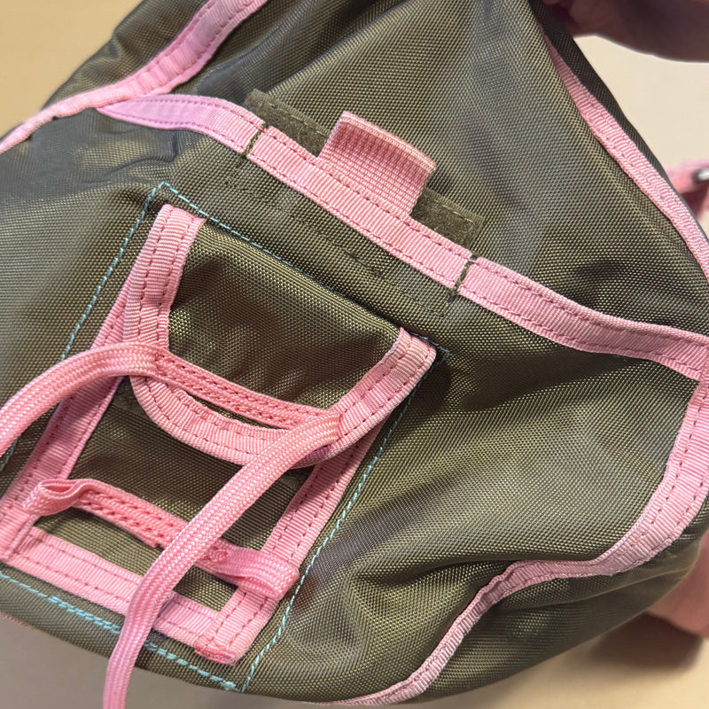 Detailansicht: Sourced limited accessories and clothes George Gina & Lucy vintage duffle handbag – Logo, Nähte oder Material